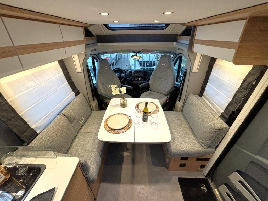 Dethleffs Just T6752 EBL QUEENSBED + HEFBED + FACE TO FACE, Fiat, 7 tot 8 meter, Bedrijf, Dethleffs