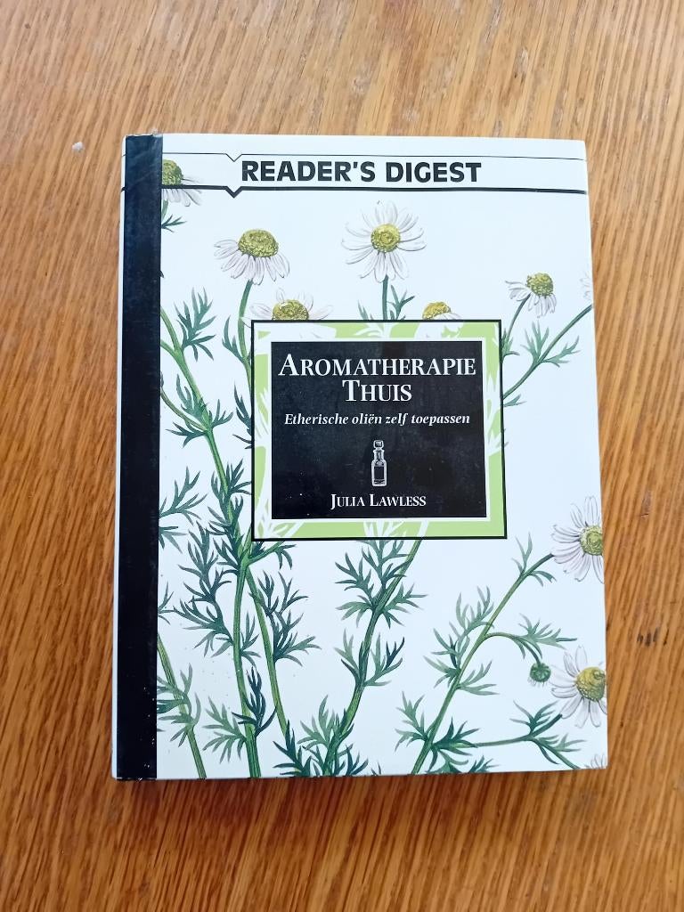 Aromatherapie Thuis door Julia Lawless Reader's Digest, Boeken, Ophalen of Verzenden, Zo goed als nieuw, Natuur algemeen