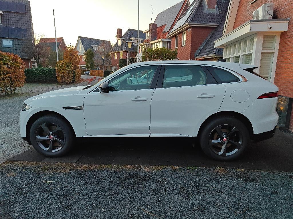 Jaguar F-PACE R-Dynamic S P400e PHEV AWD 405PK TREK|LEER|PAN, Auto's, Jaguar, Automaat, USB, 2000 kg, Wit