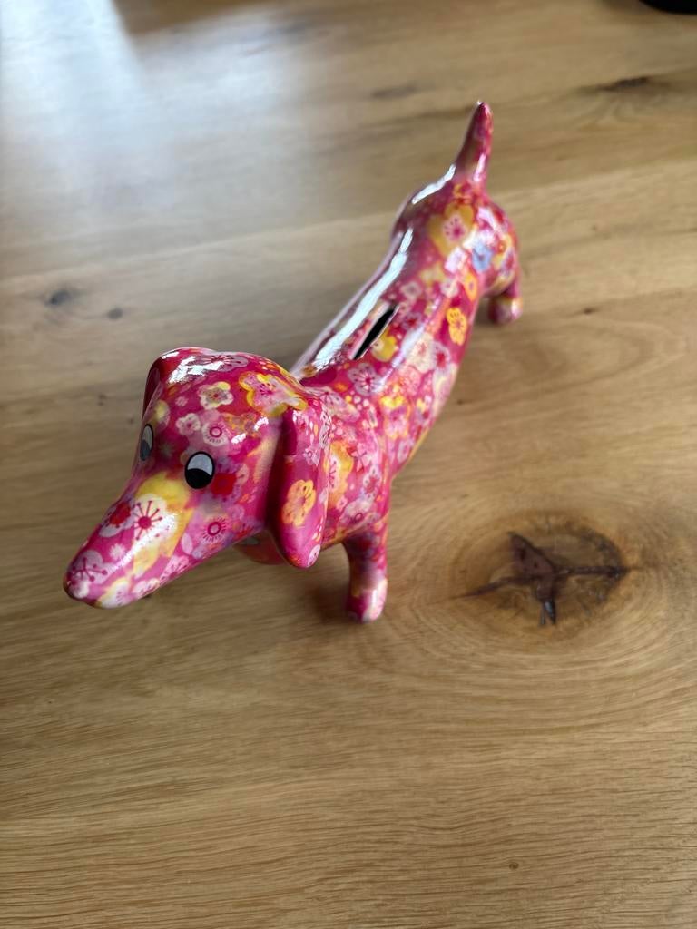 Pomme-pidou spaarpot teckel roze, Verzamelen, Spaarpotten, Ophalen of Verzenden, Gebruikt, Steen, Aardewerk of Keramiek, Dier