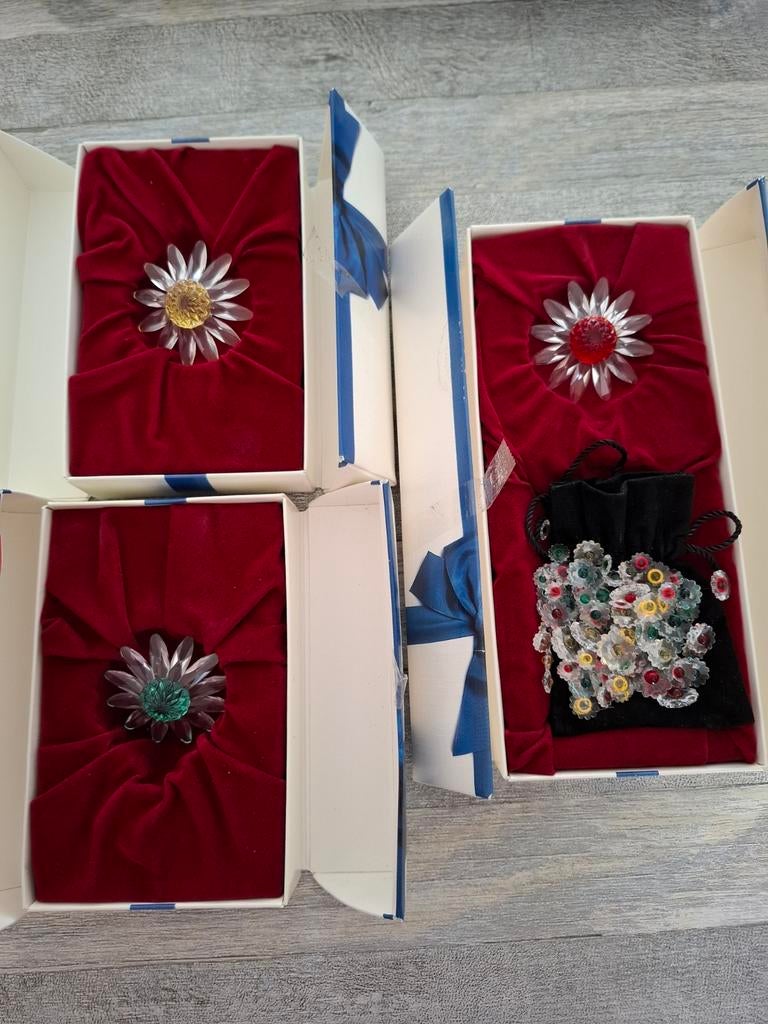 3 swarovski margrieten en zakje  mini's, Ophalen of Verzenden, Figuurtje