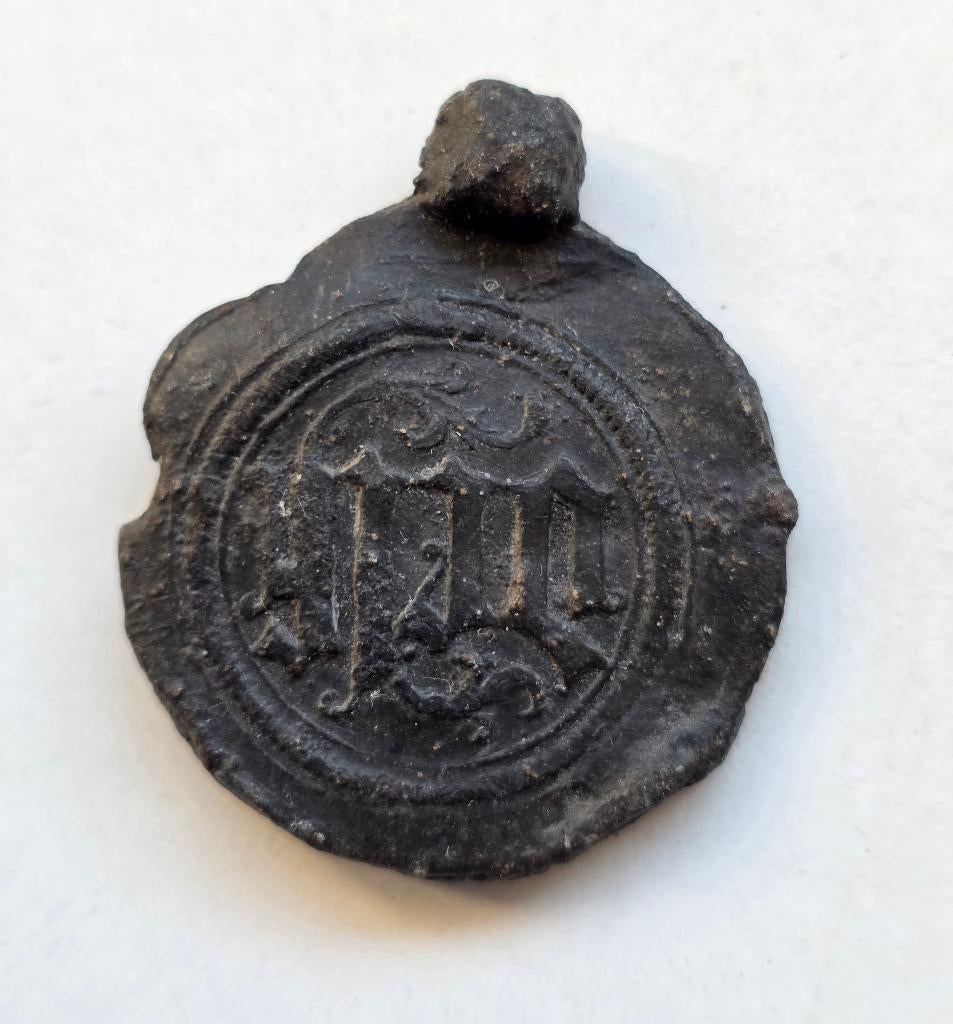 Lakenlood met gotische letters. Bodemvondst., Verzenden