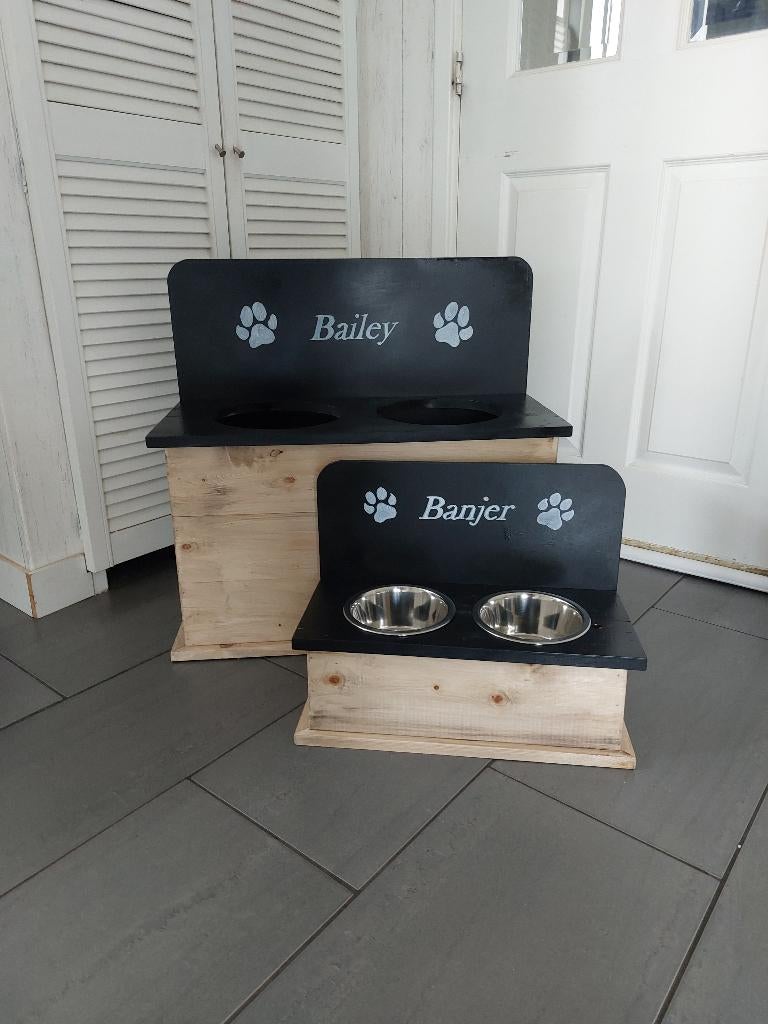 Houten Voerbak Standaard met Achterwand & Gepersonaliseerd, Dieren en Toebehoren, Hondenvoerbakken en Drinkbakken, Info@rwhoutidee.nl