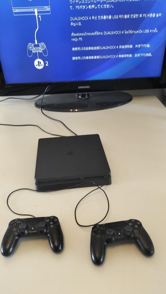 PlayStation 4 Slim met twee controllers, 2 spelers, Ophalen of Verzenden, Vanaf 7 jaar