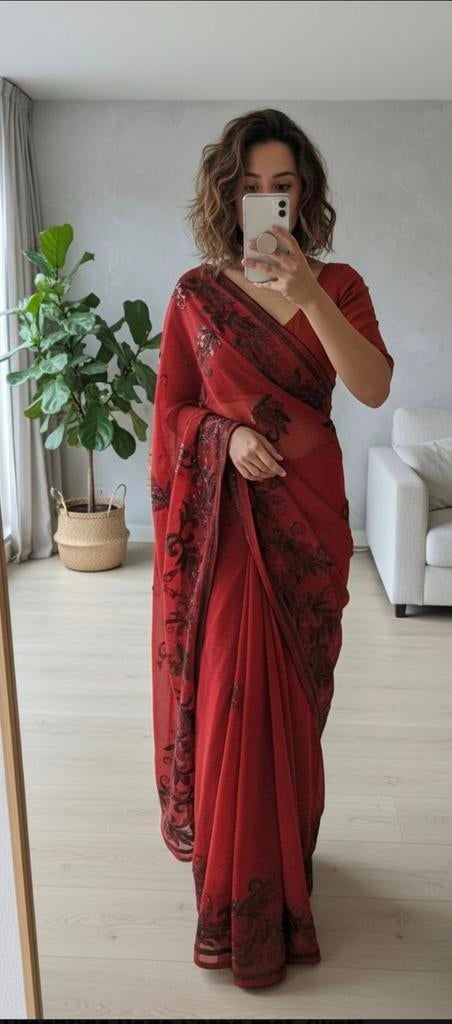 Prachtige ready made rode saree met groen/rode pailletten, Overige typen, Maat 46/48 (XL) of groter, Nieuw, Ophalen of Verzenden