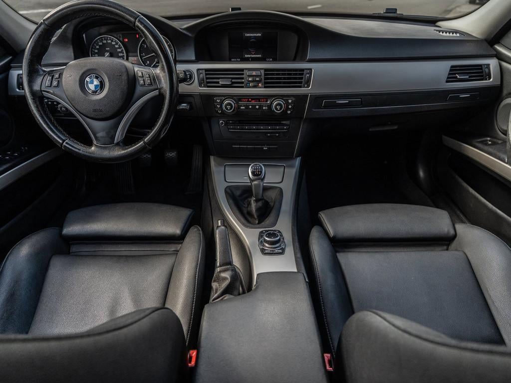 BMW 3-serie Touring 318i Business Line - CLIMATE / CRUISE -, Auto's, BMW, Navigatiesysteem, Achterwielaandrijving, Zwart, Handgeschakeld