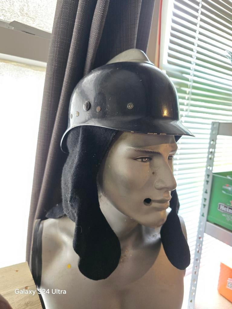 Brandweerhelm zeer netjes, Ophalen