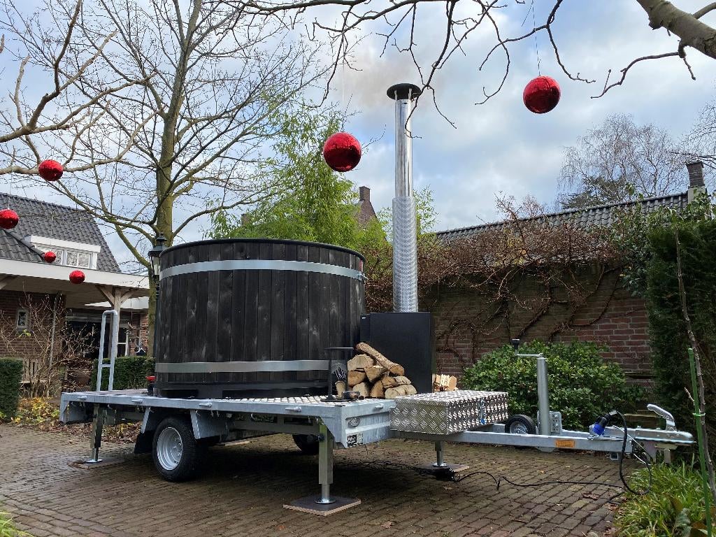 TE KOOP! Mobiele 4-6 persoons houtgestookte hottub, Ophalen, Zo goed als nieuw, Trap, Vast