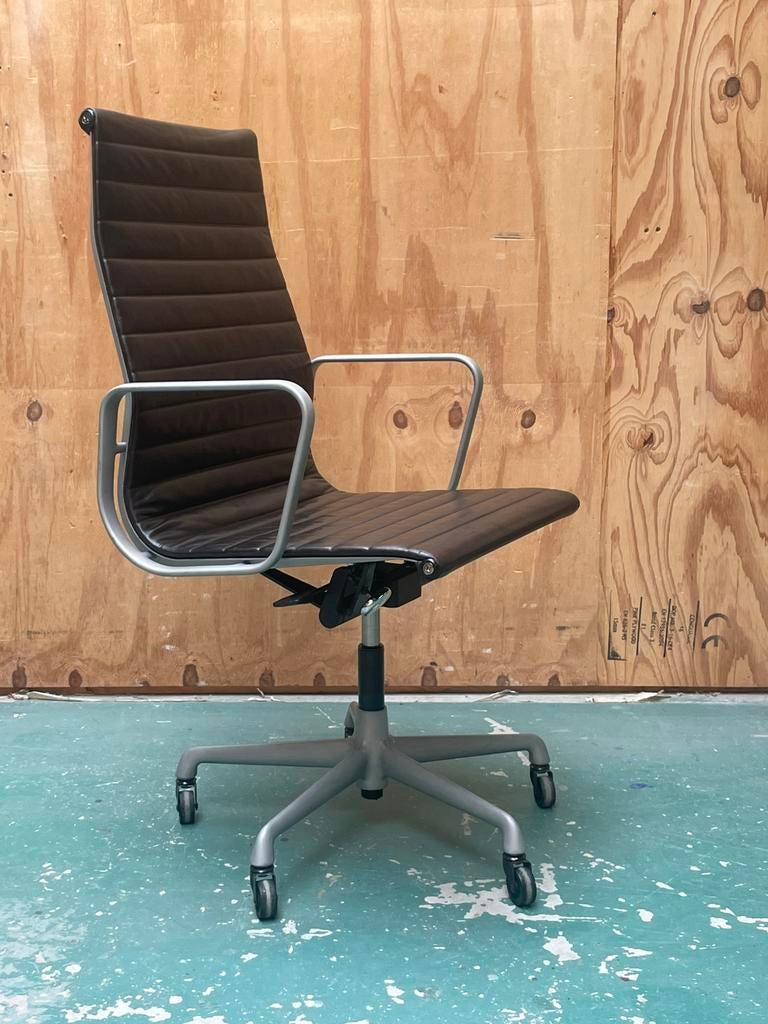 Eames Bureaustoel EA119 bruin leder, Ophalen of Verzenden, Zo goed als nieuw, Bruin