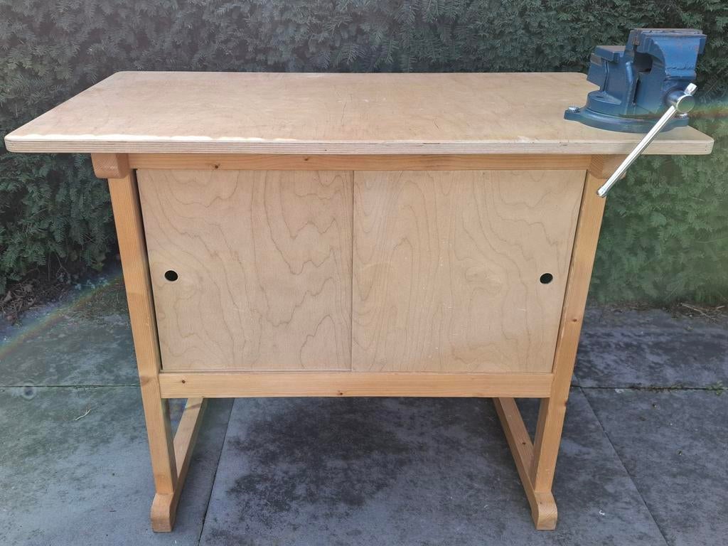 Houten werkbank met schuifdeuren en bankschroef, Ophalen, Zo goed als nieuw, 70 tot 120 cm, Bankschroef