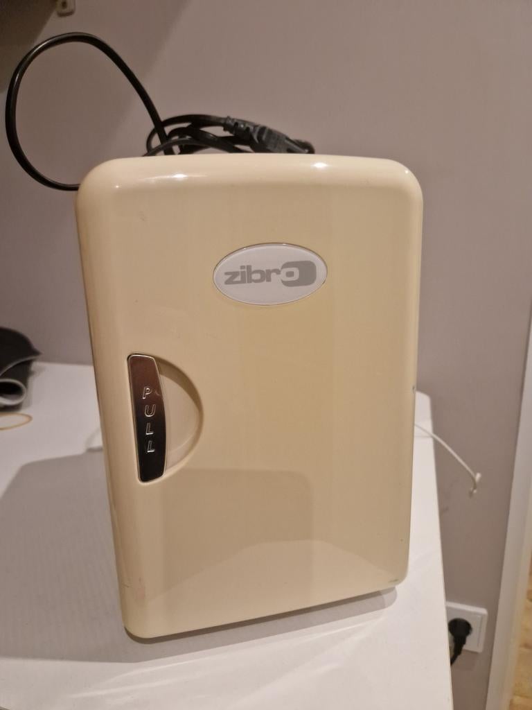 Kleine koelkast 230V en 12V - Koelt uitstekend, Witgoed en Apparatuur, Koelkasten en IJskasten, Ophalen of Verzenden, Minder dan 75 liter