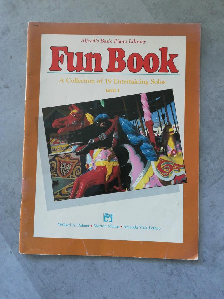 Alfred's basic piano library fun book level 2, Klassiek, Les of Cursus, Ophalen of Verzenden, Zo goed als nieuw