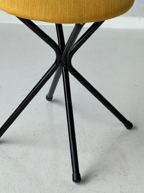Vintage kruk geel retro krukje jaren 50 design stool 1950s, Gebruikt, Staal, Ophalen of Verzenden, Onbekend