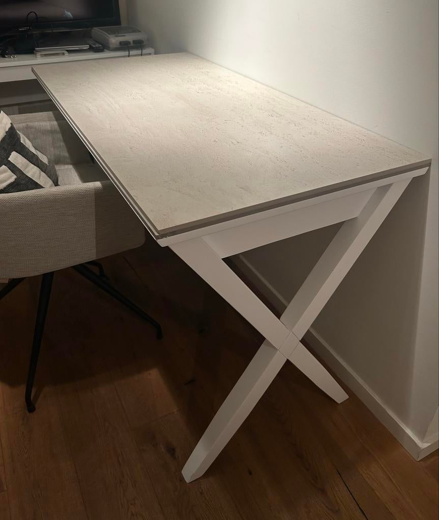 Wit bureau met travertin bladen, Ophalen, Zo goed als nieuw
