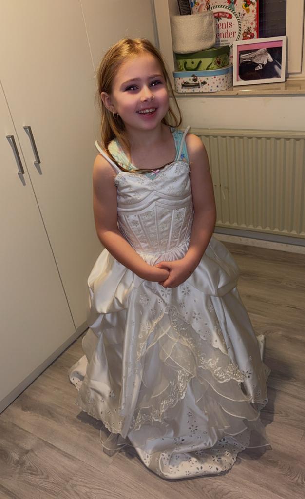 Mooie witte communiejurk. Tegen elk aannemelijk bod, Kinderen en Baby's, Kinderkleding | Maat 140, Ophalen, Zo goed als nieuw