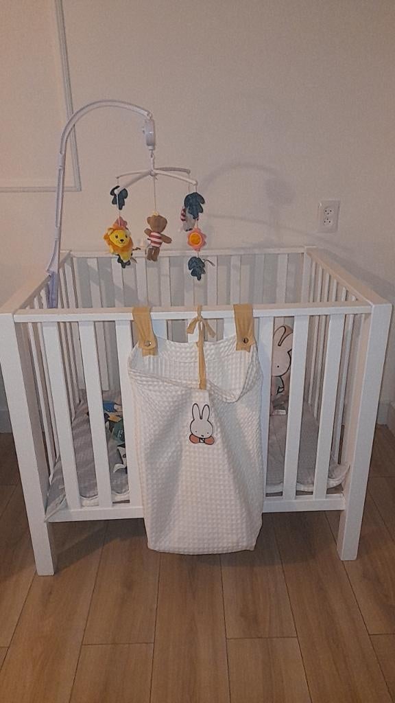 Baby box wit met liedjes mobiel + nijntje knuffels!, Kinderen en Baby's, Boxen, Ophalen, Gebruikt, Vierkant, In hoogte verstelbaar