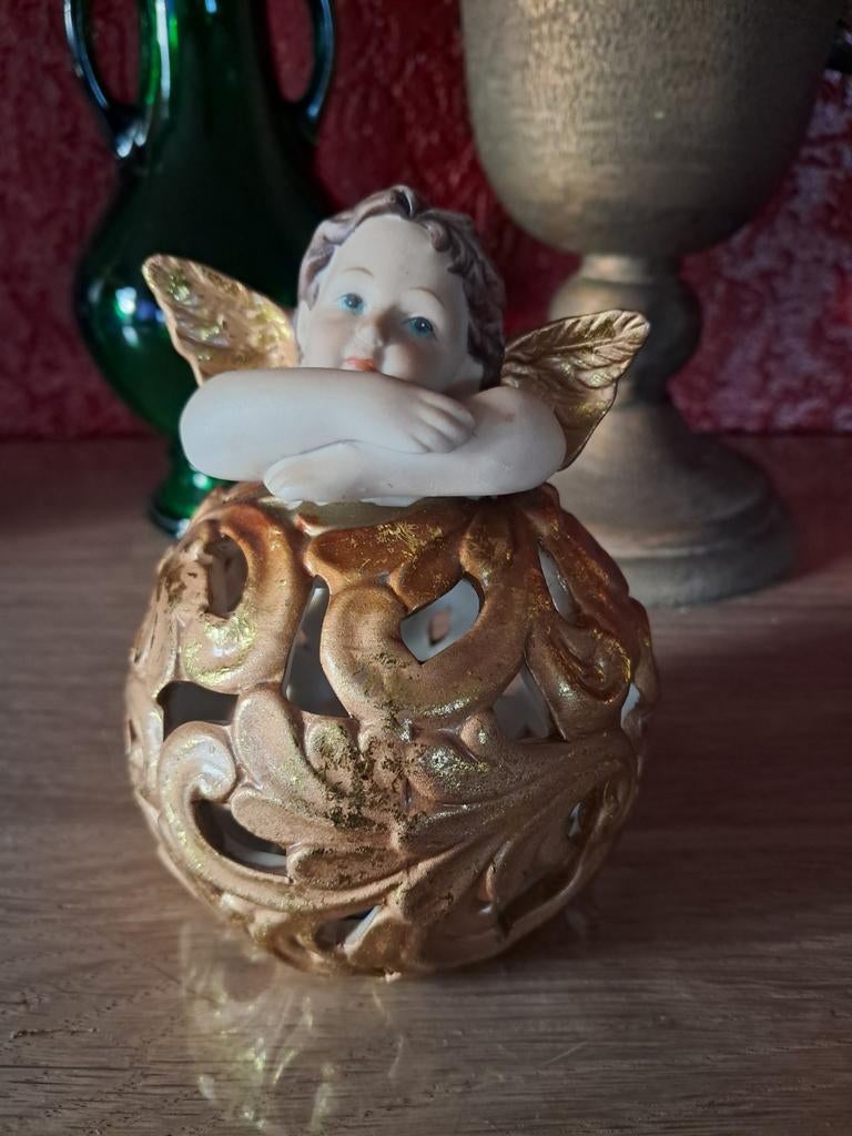 Engel of cherubijn op een goudkleurige bol., Diversen, Kerst, Ophalen of Verzenden, Zo goed als nieuw