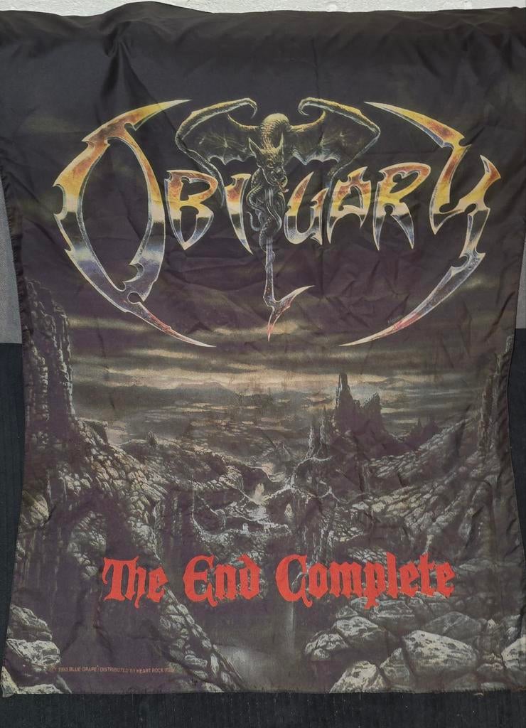 Vintage Obituary 'The End Complete' Vlag uit 1993., Verzamelen, Muziek, Artiesten en Beroemdheden, Ophalen of Verzenden, Zo goed als nieuw