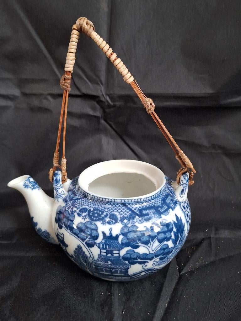 Chinese Theepot met Rieten Handvat, Antiek en Kunst, Antiek | Porselein, Ophalen
