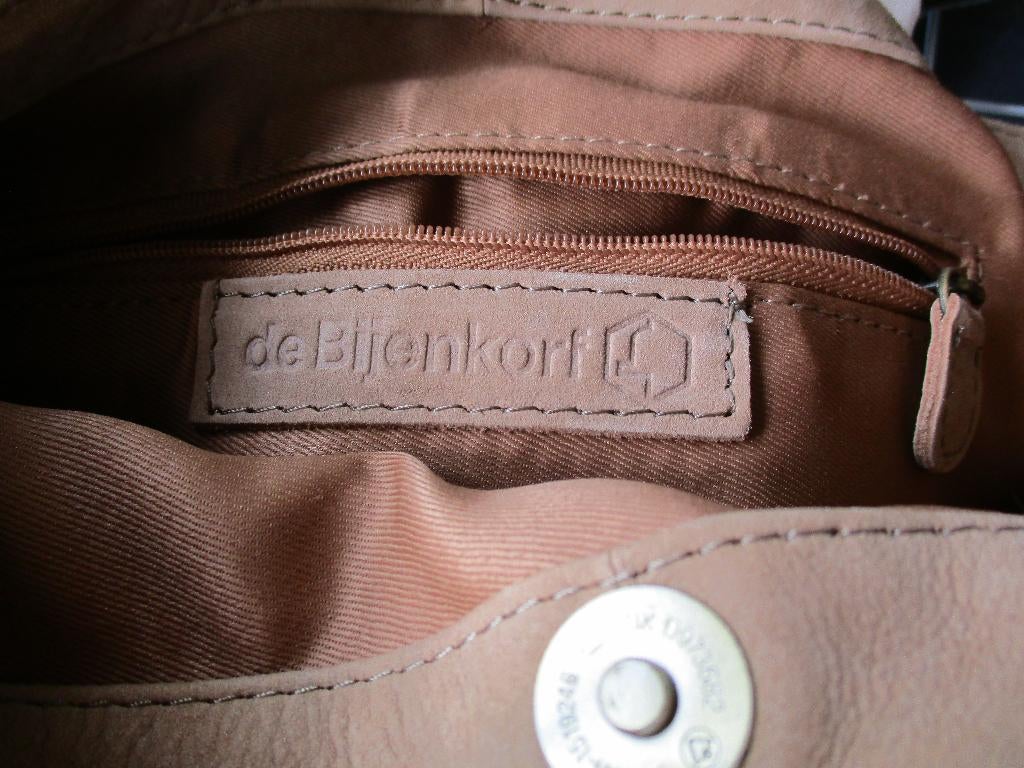 Bijenkorf tas leder., Verzenden, Zo goed als nieuw, Overige kleuren, Schoudertasje