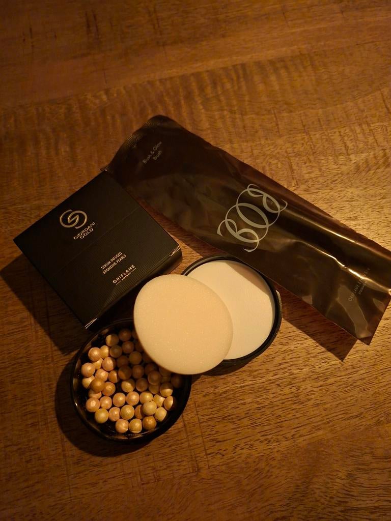 Oriflame Giordani gold parels + kwast, Ophalen of Verzenden, Nieuw, Gehele gezicht, Make-up