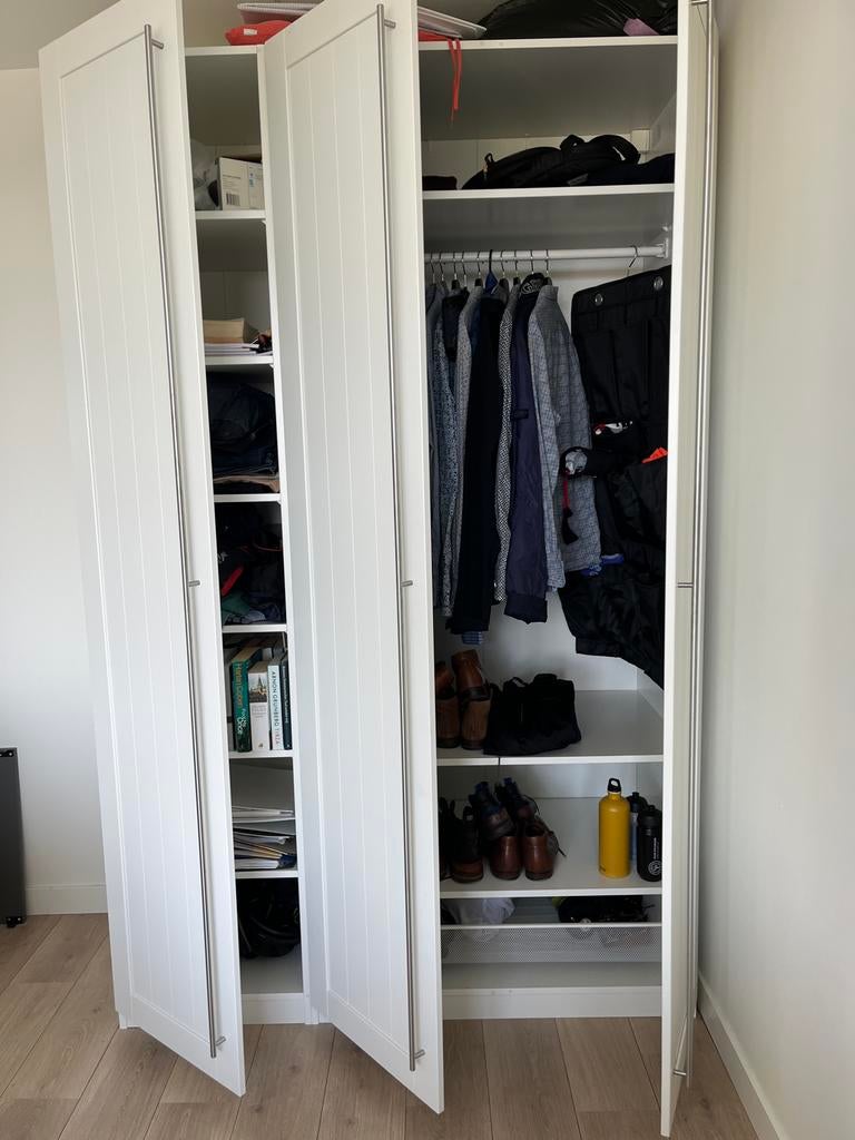 Vrijwel nieuwe witte Pax kast IKEA met planken en draadmand, 100 tot 150 cm, 200 cm of meer, Ophalen of Verzenden, Zo goed als nieuw