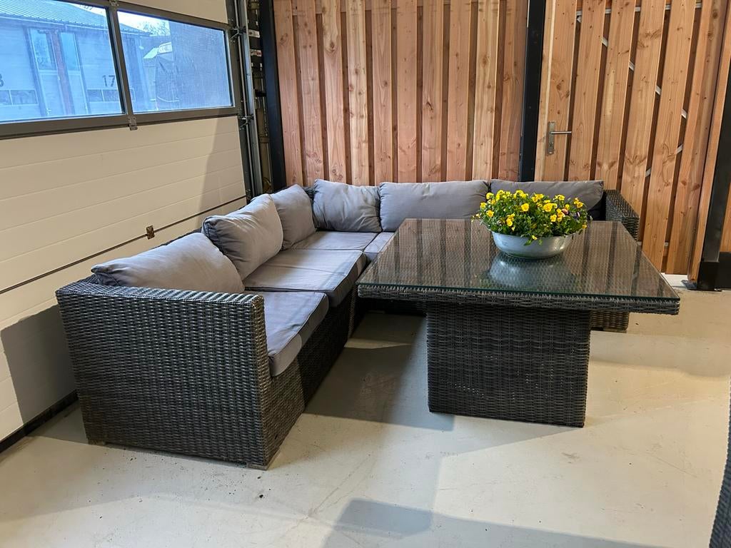 Mooie hoekloungeset met hoge tafel en glazen blad