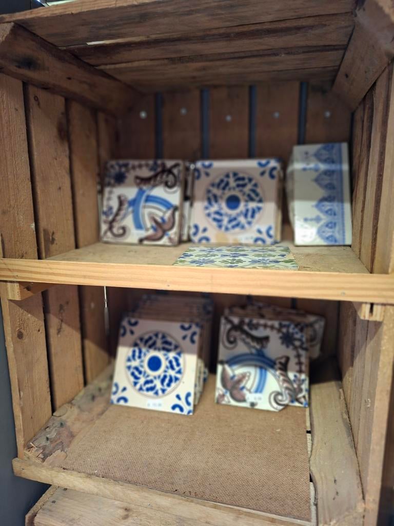 Oude decoratieve wandtegels met diverse patronen, Ophalen