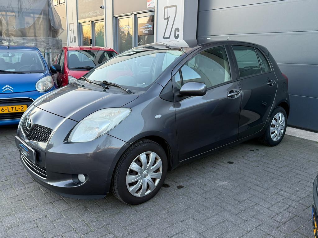 Toyota Yaris 1.3 AIRCO | ELEKTR PAKKET | CAMERA | NIEUWE APK, Voorwielaandrijving, Stof, Zwart, 4 cilinders