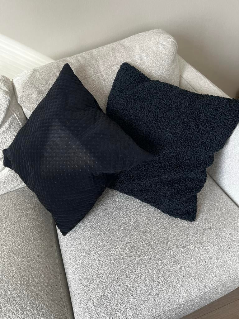 Twee zwarte kussens, gratis ophalen, Huis en Inrichting, Woonaccessoires | Kussens, Ophalen, Gebruikt, Zwart, Vierkant