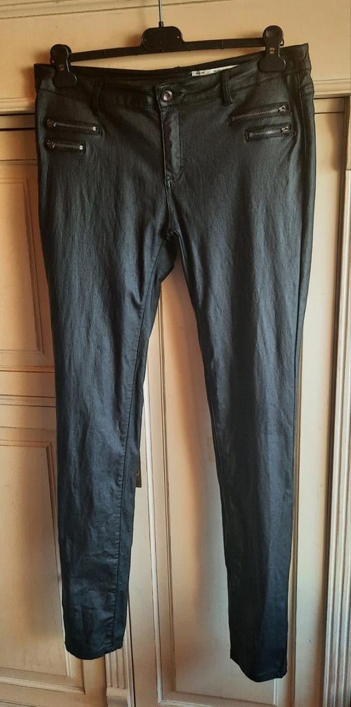 Zwarte slim fit broek met coating & stretch, maat 42, Kleding | Dames, Crazy Lover, Zwart, Ophalen of Verzenden, Zo goed als nieuw