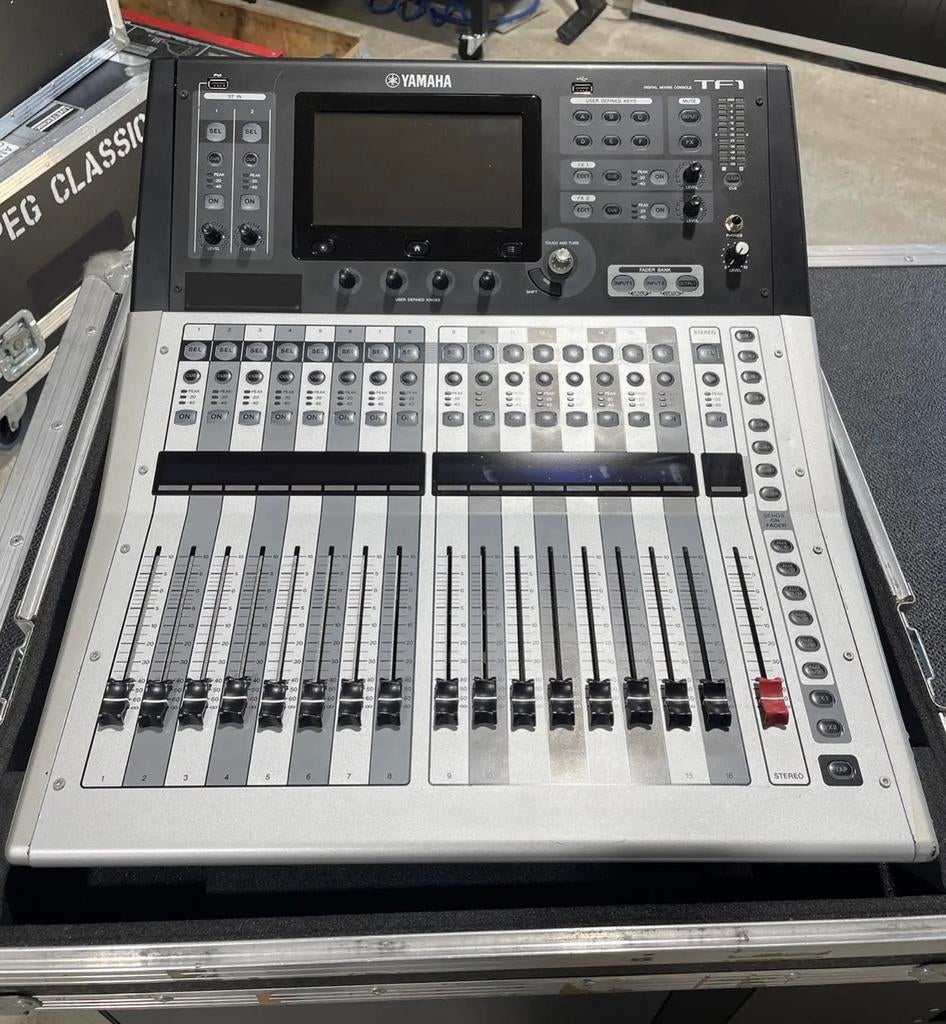 Yamaha TF1 Digital Mixing Console + Dante Card + Flight Case, Muziek en Instrumenten, Mengpanelen, Ophalen, 10 tot 20 kanalen