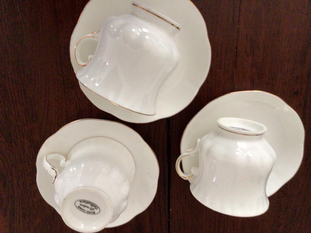 3 engelse porseleinen kopjes, Huis en Inrichting, Keuken | Servies, Ophalen of Verzenden, Aardewerk, Wedgwood, Bord(en)