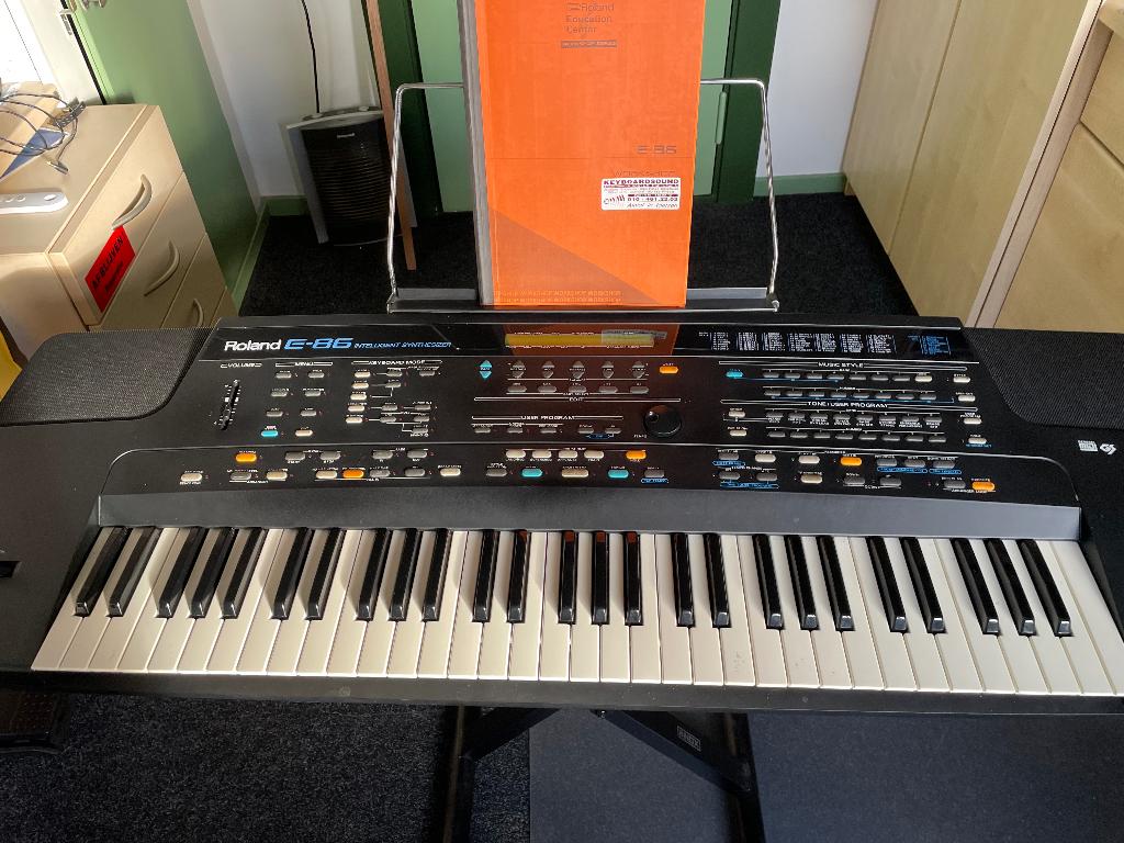 Roland E86 Keyboard Intelligent Synthesizer, Ophalen, Roland, Midi-aansluiting, 61 toetsen