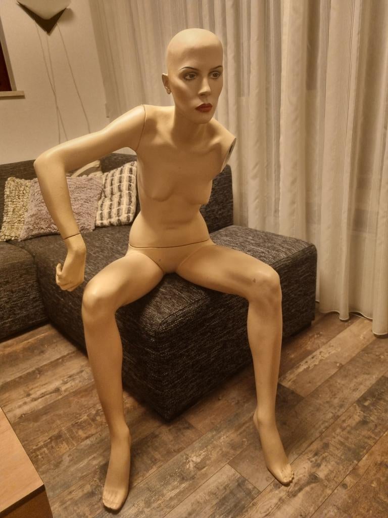 Mooie Rootstein zittende etalagepop paspop mannequin, Ophalen, Gebruikt, Pop