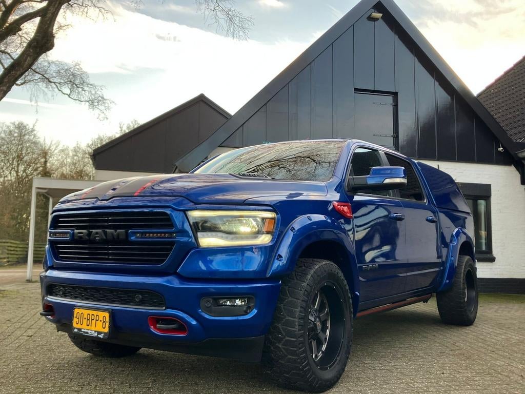RAM 1500 Sport 5.7 V8 HEMI 4x4 | NL Kenteken | Unieke Look, Automaat, Overige carrosserieën, Blauw, Vierwielaandrijving