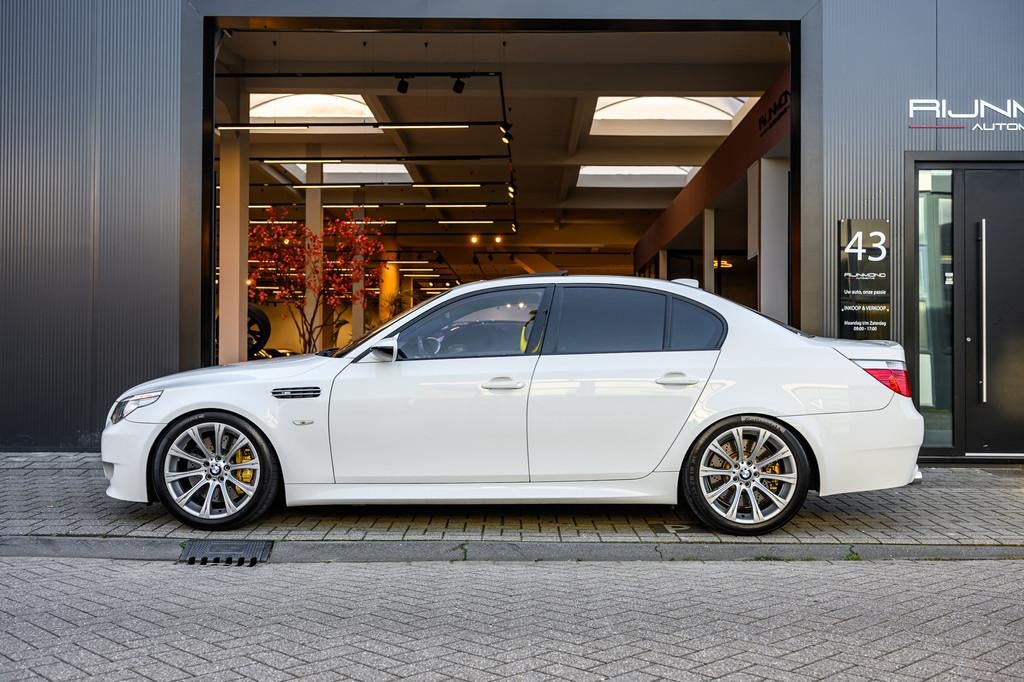 BMW 5-serie M5 in Alpine White|1e Lak |kettingspannerupgrade, Automaat, Achterwielaandrijving, Gebruikt, Zwart
