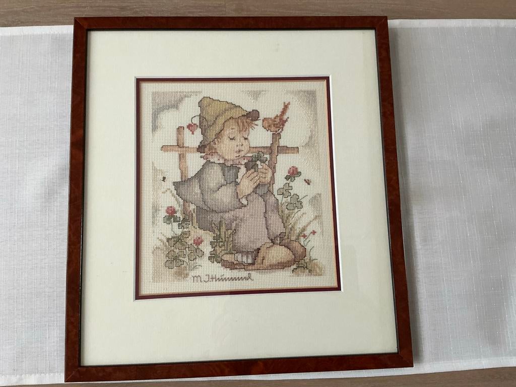 2 ingelijste M.I. Hummel borduurwerken, Ophalen of Verzenden, Zo goed als nieuw, Handborduren, Overige typen