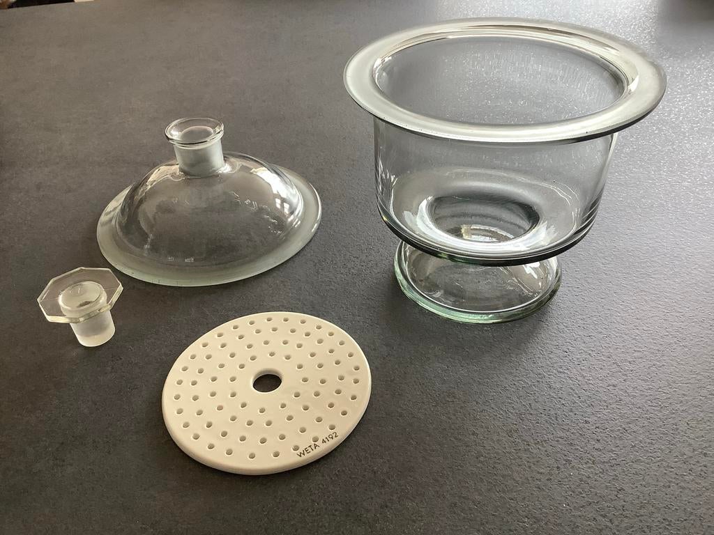 Glazen vacuümfiltratie-apparaat met porseleinen plaat, Antiek en Kunst, Antiek | Glas en Kristal, Ophalen of Verzenden