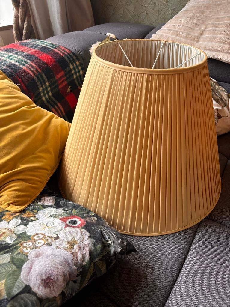 Grote zachtgele lampenkap met plissé, Ophalen, Gebruikt, Overige kleuren, 25 tot 50 cm