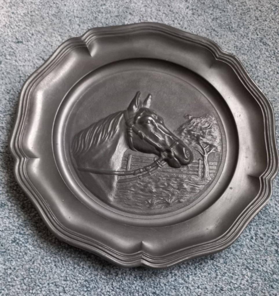 Tinnen Wandbord 23 cm. met afbeelding Paard., Ophalen, Zo goed als nieuw