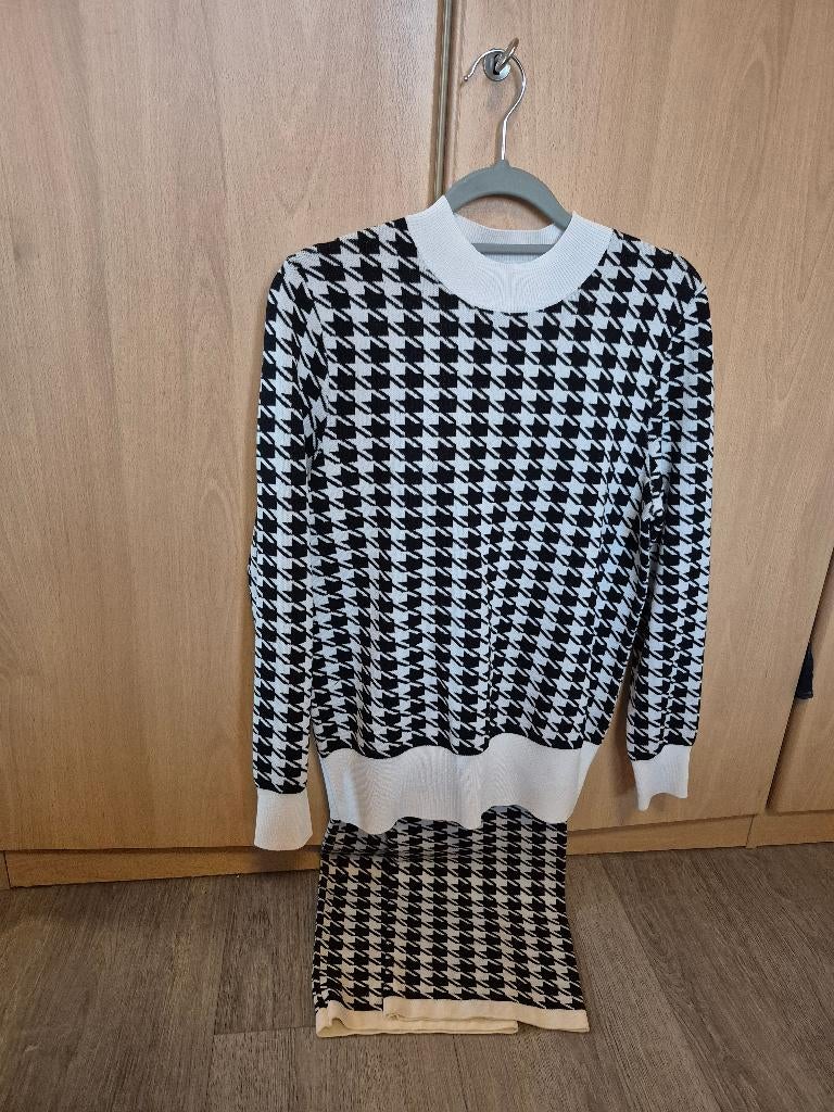 Aangeboden: Mooi pak van maicazz maat L trui plus broek, Ophalen of Verzenden, Zo goed als nieuw, Maat 42/44 (L), Kostuum of Pak