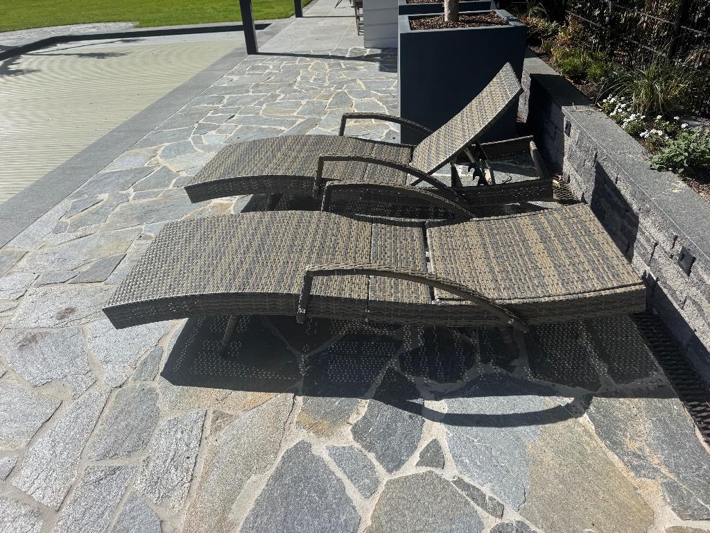 2 mooie sunlounge bedden voor het terras of bij het zwembad, Ophalen, Zo goed als nieuw, Rotan, Verstelbaar