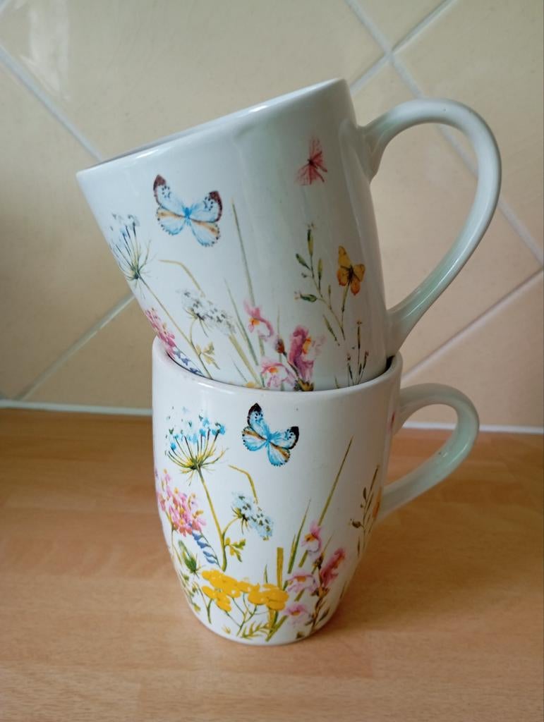 2 mokken bloemetjes en vlinders, Huis en Inrichting, Ophalen of Verzenden, Overige stijlen, Kop(pen) en/of Schotel(s)