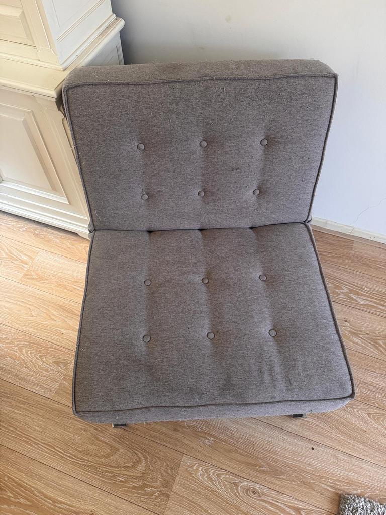Grijze fauteuil met metalen onderstel, Huis en Inrichting, Stoelen, Ophalen, Gebruikt, Eén, Stof