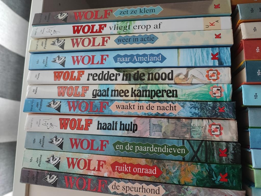 Collectie 22 boeken Wolf de speurhond, Ophalen of Verzenden, Zo goed als nieuw, Jan Postma, Fictie algemeen