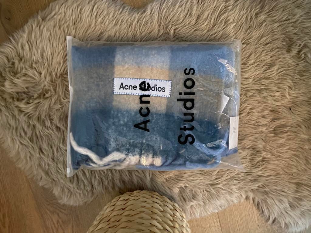 Acne studios sjaal, Kleding | Dames, Ophalen of Verzenden, Nieuw, Maat 46/48 (XL) of groter, Sjaal