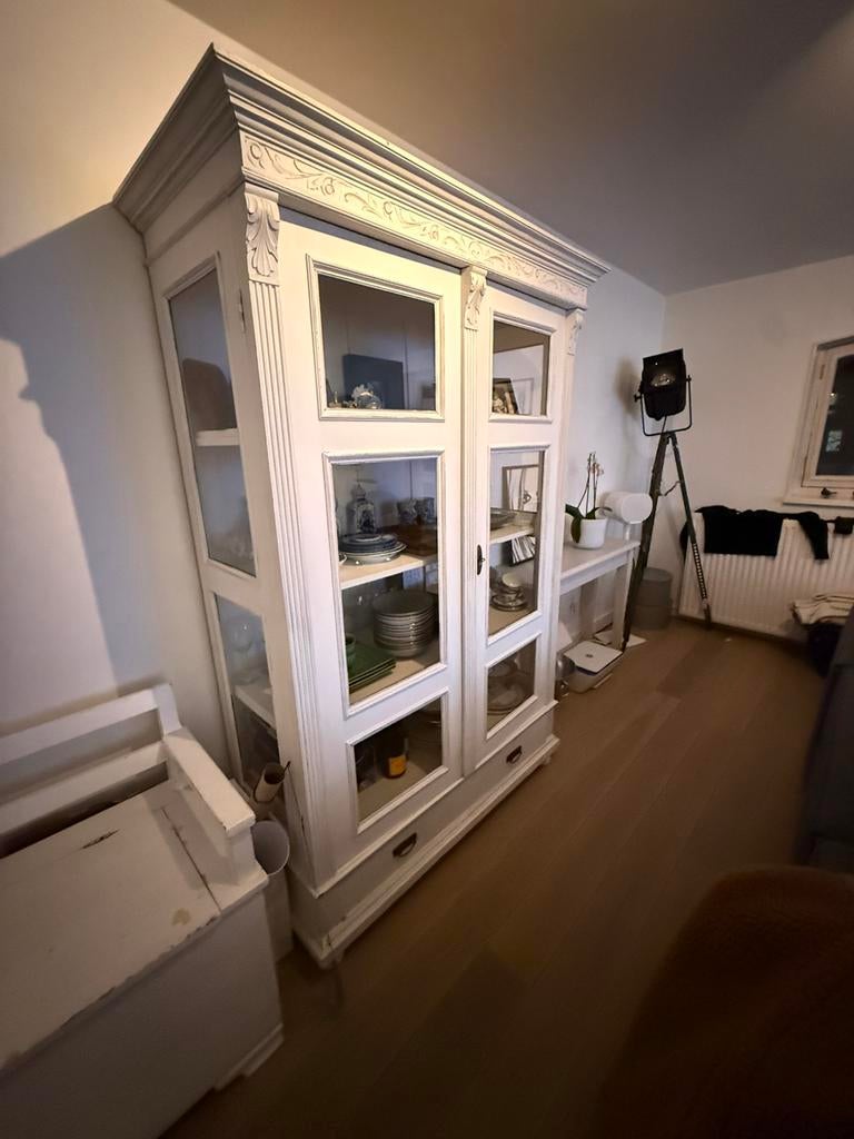 Brocante witte houten vitrinekast, Ophalen, 50 tot 100 cm, Zo goed als nieuw, 150 tot 200 cm