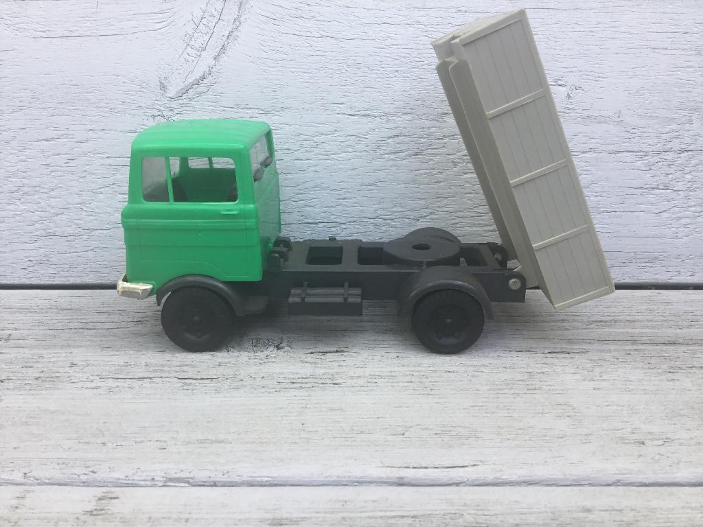 2 grotere plastic auto's jaren 70 80, Ophalen of Verzenden, Gebruikt