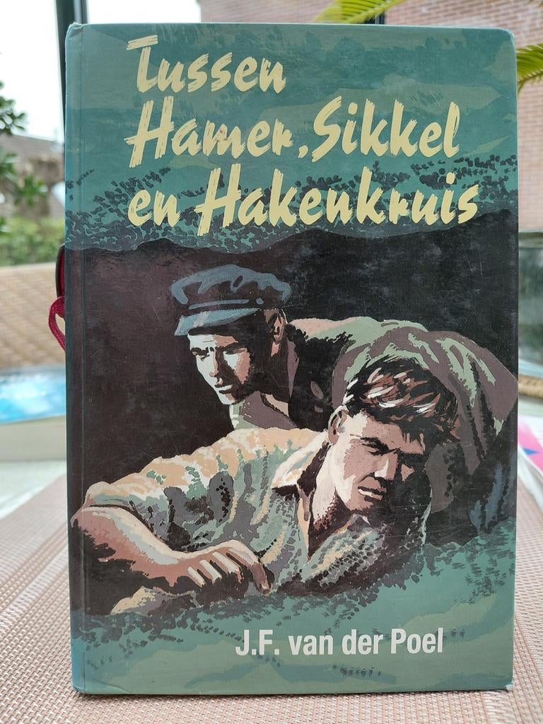 J.F. van der Poel - Tussen sikkel hamer en hakenkruis, Boeken, Kinderboeken | Jeugd | onder 10 jaar, Zo goed als nieuw, Fictie algemeen